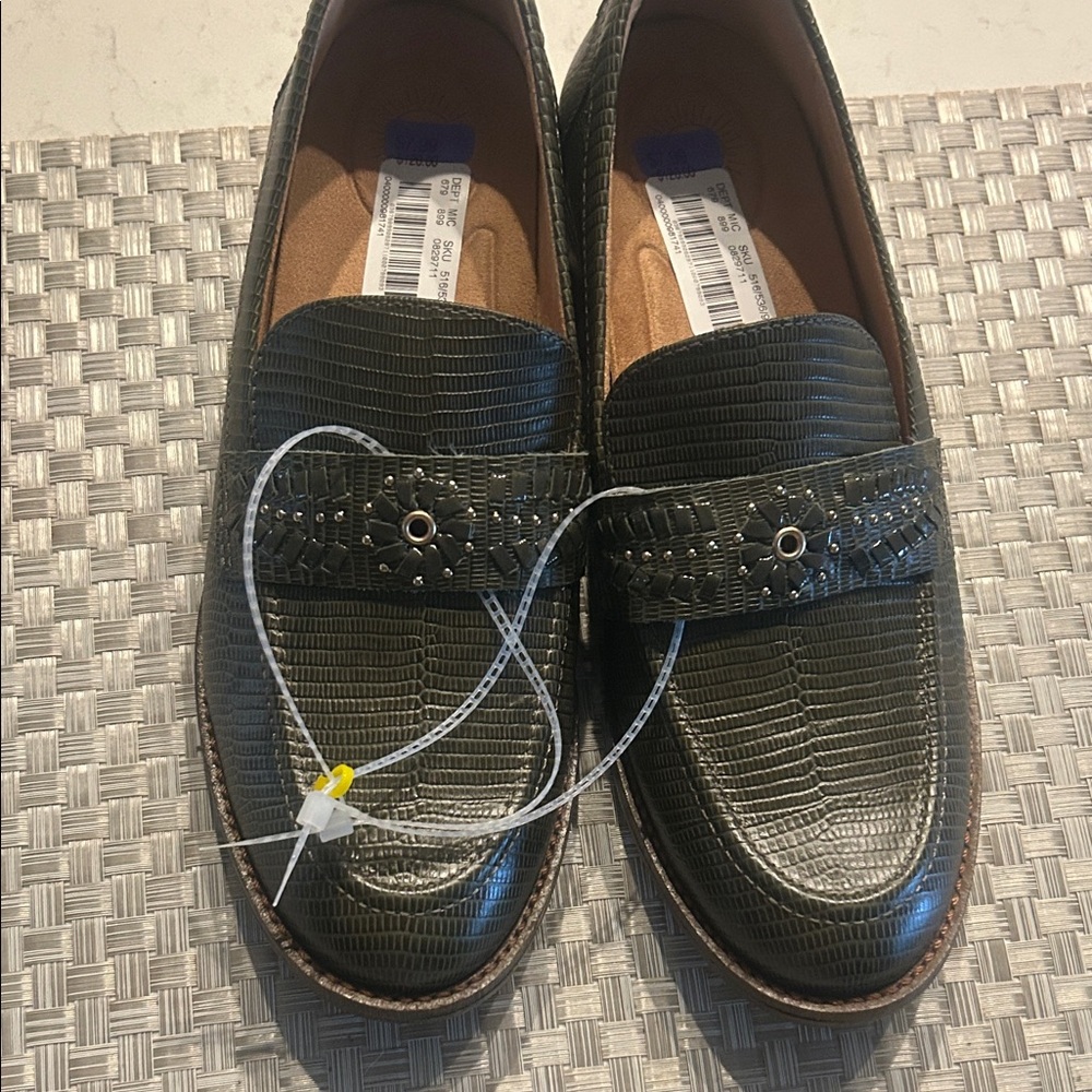 Elegant Olive Textured Loafers
